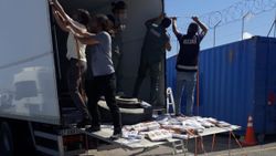 Edremit'te 13 bin 800 paket kaçak sigaraya el konuldu