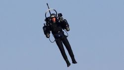 FBI, Los Angeles havaalanı yakınlarında jetpack ile uçan kişiyi arıyor