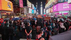 New York'ta aracını protestocuların üzerine sürdü