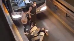 İstanbul'da bekçilerden kaçarken, metrobüs yoluna düşüp yaralandı