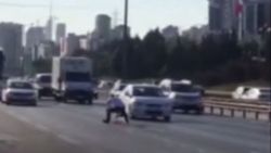 İstanbul'da hayatını riske atarak Türk bayrağını yerden kaldıran vatandaş