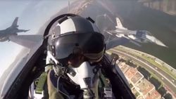 İzmir semalarında F-16'lar ve Türk Yıldızları'ndan saygı uçuşu