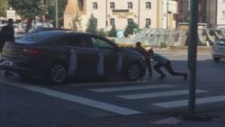 Sivas'ta bahşiş isteyen çocukları gelin arabasıyla sürükledi