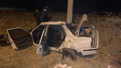 Adıyaman Kahta'da otomobil, önce tabelaya sonra direğe çarptı: 3 yaralı