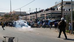 Yunan polisinden mültecilere biber gazlı müdahale