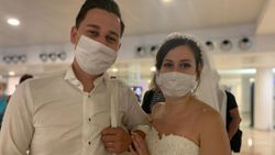 Almanya’dan gelinliğiyle Antalya uçağına bindi