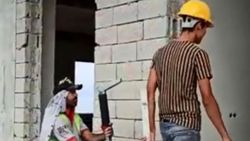Trabzon'da, işçilerin inşaat malzemeli defilesi, sosyal medyada ilgi gördü