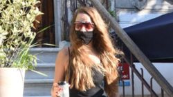Serenay Sarıkaya'nın maske kıyafet uyumu