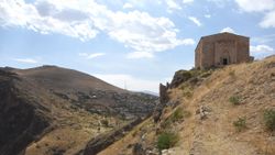 Sivas Divriği'de uçurum kıyısındaki 840 yıllık camiye gitmek için dağa tırmanıyorlar