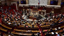 Fransa'da sağcı vekiller, başörtülü öğrencinin bulunduğu parlamento toplantısını terk etti