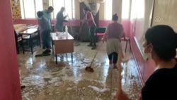 Muş'ta öğretmenler okulu sabunlu suyla yıkadı