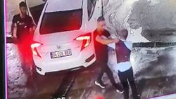 Bursa'da dövülerek araçtan atıldıktan sonra başka bir aracın çarptığı şahsın darp görüntüleri kamerada