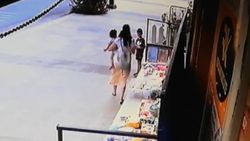 Eyüpsultan'da kucağında çocukla hırsızlık yaptı