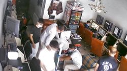 Elazığ'da polis denetimi sırasında iş yeri sahibinin telefonunu çaldı