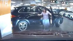 Hong Kong'da otoparktan çıkmayı başaramayan sürücü kamerada