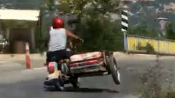 Antalya'da sepetli motosikletle tehlikeli yolculuk