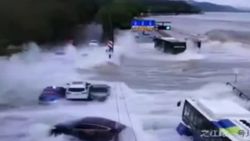 Çin'de dalga, araçları birbirine kattı