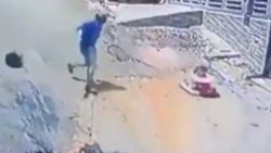 Kolombiya'da motosiklet sürücüsünün yürüteçteki çocuğu kurtarma anı