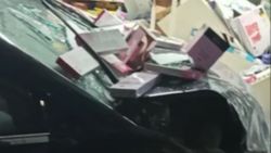 Çorum'da çarpışan otomobillerden biri markete girdi