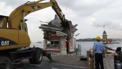 İstanbul'da Üsküdar Sahili'ndeki 2 büfe yıkıldı