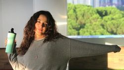 Cansu Tosun, streç film ile zayıflıyor