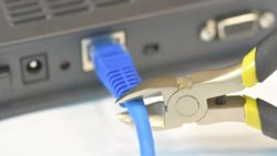 Galler'de her sabah 7'de yaşanan internet kesintisinin sırrı çözüldü
