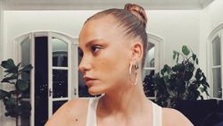 Serenay Sarıkaya denizde poz verdi