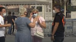 İstanbul'da polisler 9 dilde maske takın uyarısı yapıyor