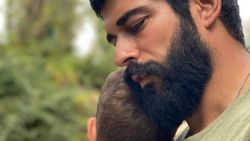 Burak Özçivit oğlu Karan ile poz verdi