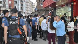 Şırnak'ta çocukları PKK tarafından kaçırılan aileler, HDP binası önünde eylem yaptı