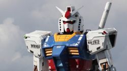 18 metrelik dev Gundam robotu yürümeye başladı