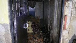 Adana'da bir kişi oturduğu evi yaktı