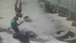 Kırgızistan'da oto tamircinin yüzüne kamyon lastiği patlayınca havaya uçtu