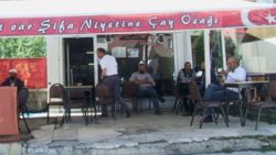 Erzurum'daki çaycı, müşterilerine mani okuyup dua ediyor
