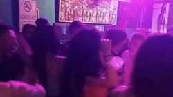 Taksim'de salgına rağmen açılan gece kulüplerinde kuralsız eğlence