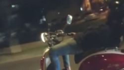 Bursa'da motosikleti sırtüstü yatarak kullanan sürücü