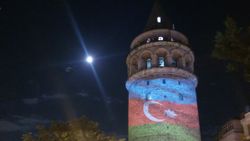Galata Kulesi'nde Azerbaycan'a özel ışıklandırma yapıldı