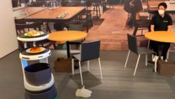 Japon şirket Softbank, yeni nesil robot garsonlarını tanıttı