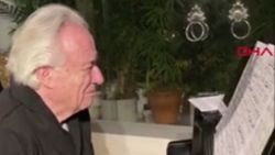 Brezilyalı piyanist, biyonik eldivenlerle piyona başına oturdu