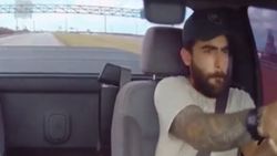 ABD'de sürücü, kendine çarpıp silah gösteren araca ateş etti