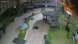 İstanbul'da parktaki bankların parçalarıyla mangal yaktılar