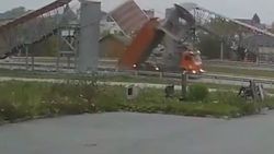 Rusya'da damperi açık unutan kamyon sürücüsü ezilerek öldü