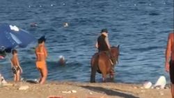 Antalya'da atını denize süren kovboy