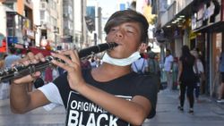 İzmir'deki sokak müzisyeninin hayali, güzel sanatlar fakültesi okumak