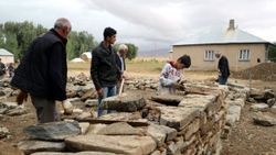 Hakkari'de yılan korkusuyla yeni ev yapıyorlar