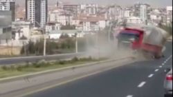 Ankara'da freni boşalan kamyon trafikte 2 kilometre geri gitti