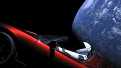 SpaceX'in uzaya gönderdiği Tesla Roadster, Mars'ın yakınından geçti