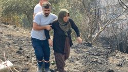 Hatay'da alevlerin evine yaklaştığını gören kadın