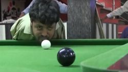 Kolları olmayan Pakistanlı, çenesiyle bilardo oynuyor