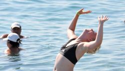 Tatilciler Konyaaltı Plajı'na akın etti